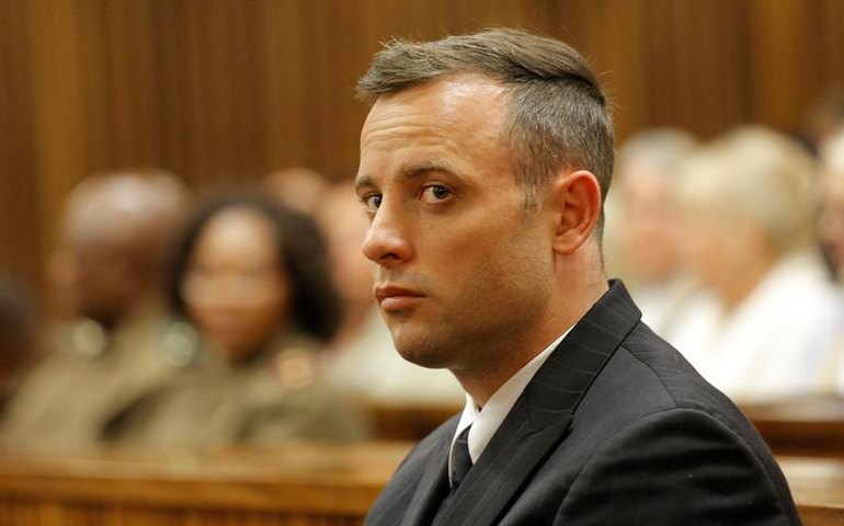 Pistorius, ex-atleta paralímpico condenado por matar a namorada, é solto na África do Sul