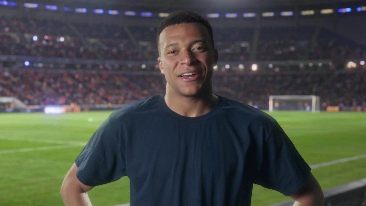 Mbappé é visto com namorada em Barcelona durante férias após a Copa do Mundo; veja fotos