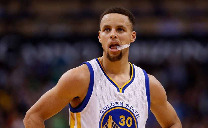 Curry faz 28 pontos no seu retorno e leva Warriors a abrir 2 a 0 contra Pelicans