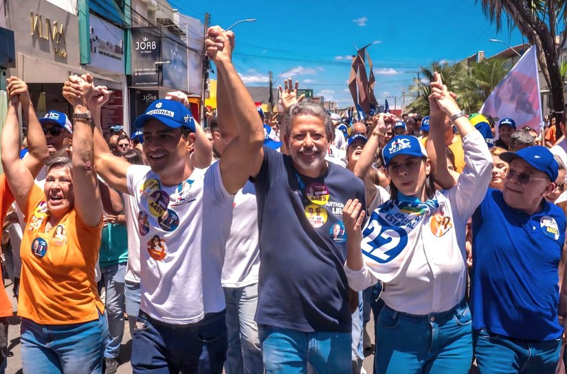 Arthur Lira lidera Grande Caminhada da Vitória em Arapiraca na reta final da campanha, com JHC, Marina, Célia Rocha e lideranças de todo o estado