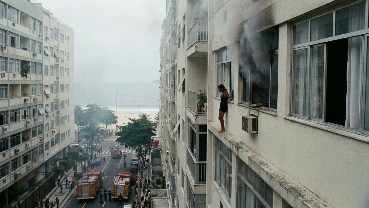 Mulher se abriga em parapeito de prédio em Copacabana durante incêndio
