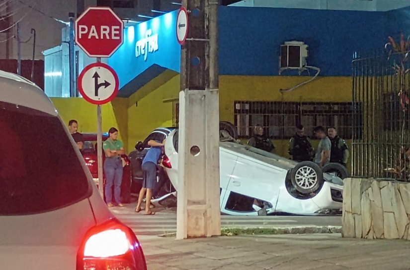 Carro capota em cruzamento e deixa trânsito congestionado na Jatiúca, em Maceió