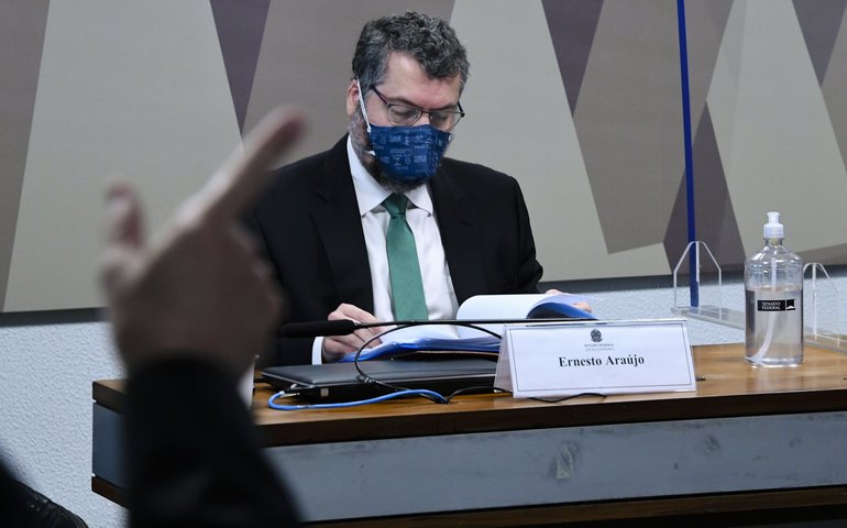 Governo não definiu plano único de combate à pandemia, diz Araújo na CPI da Covid