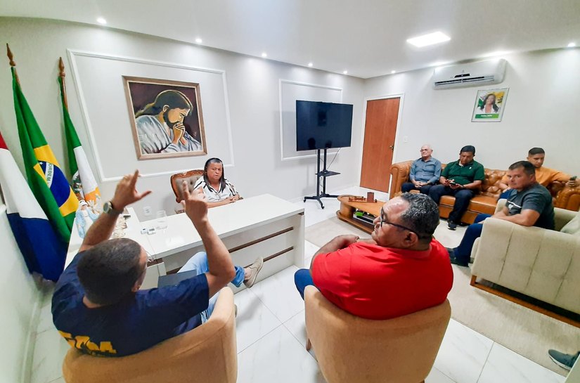 Prefeita Tia Júlia reúne forças de segurança e define estratégias para reforçar proteção em Palmeira