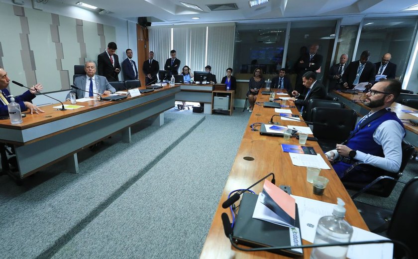 Conselho de Ética abre processo contra cinco senadores