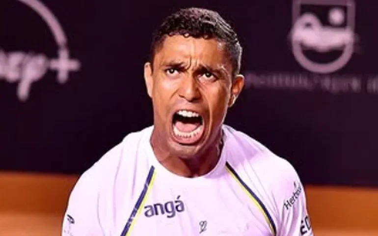 Monteiro leva virada de qualifier, quebra raquete e é eliminado nas oitavas do Rio Open