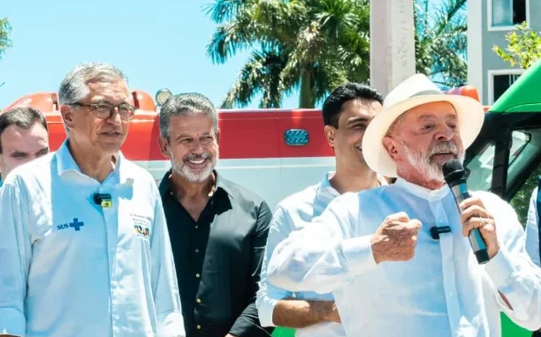 Arthur Lira participa ao lado do presidente Lula de entrega de moradias e ambulâncias em Alagoas