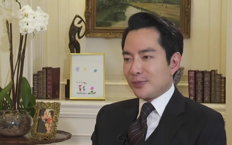 Mansões, champanhe, hotel e Fórmula 1: como falso bilionário mentiu por anos para tentar entrar em lista da Forbes