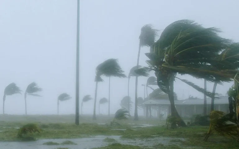 Ciclone provoca estragos e coloca Rio em estágio de atenção; ventos e chuvas afetam serviços