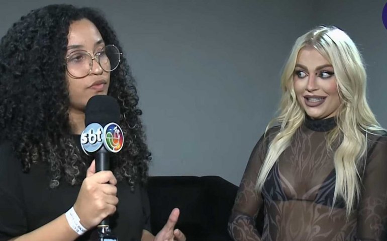 Luísa Sonza recebe cantada de repórter durante entrevista e se envergonha