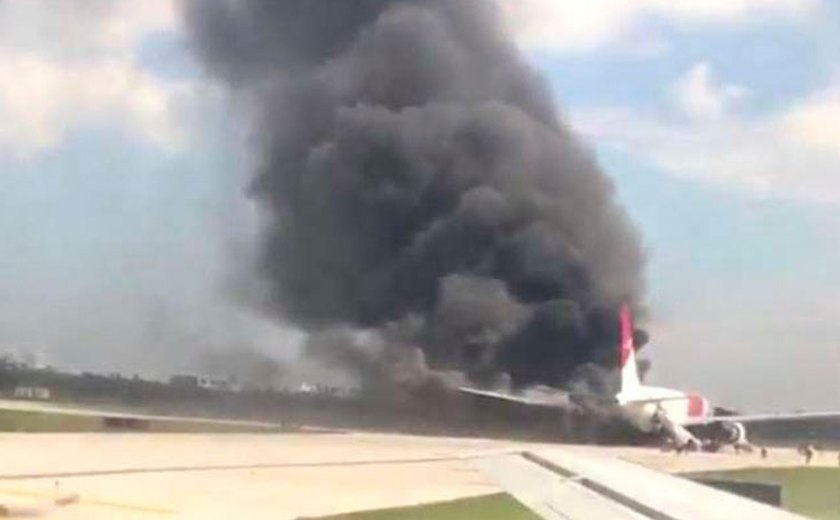 Avião pega fogo em aeroporto da Flórida e deixa vários feridos