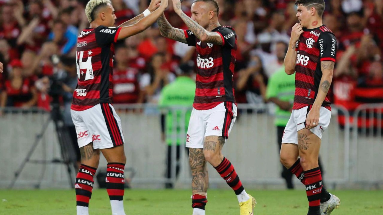 Com reservas, Flamengo vence Atlético-MG e sobe para 3º no Brasileirão