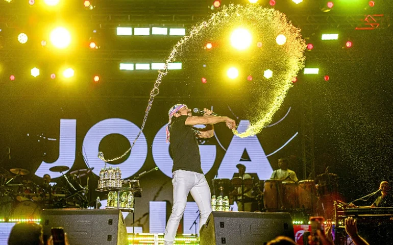 Bell Marques compra mercadorias de ambulante idosa e emociona público durante show