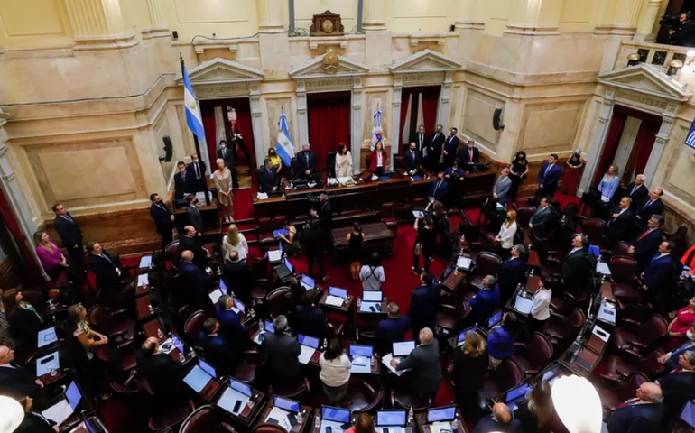 Senado da Argentina aprova acordo com FMI para refinanciar dívida do país