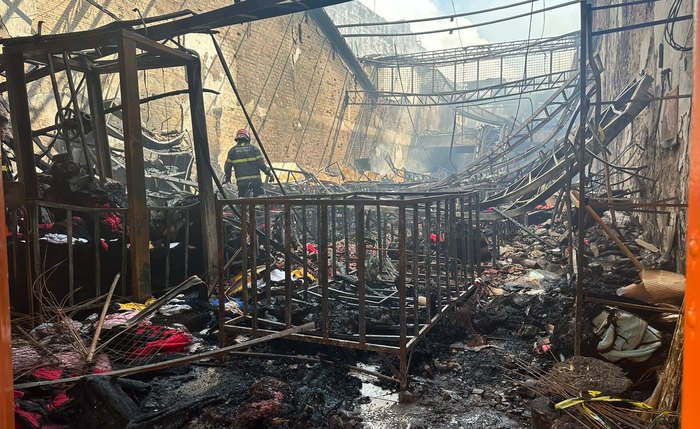 Interior da loja Imperador após o incêndio