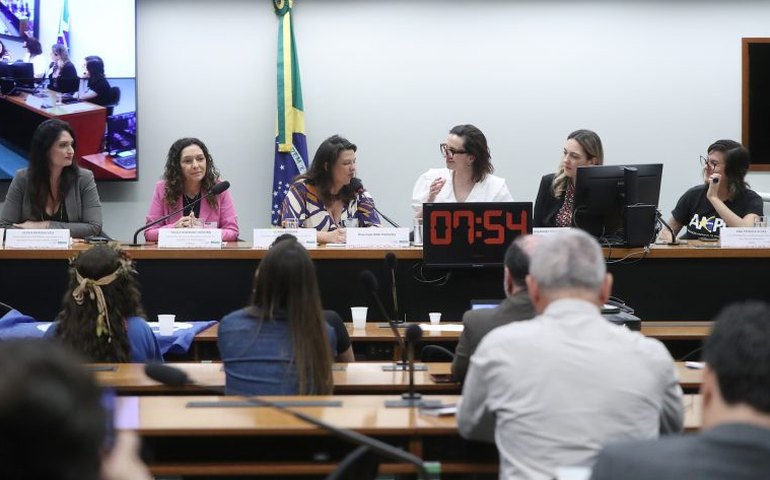 Mulheres são apenas 1/3 de pós-graduandos em ciências exatas e tecnológicas e têm financiamento menor