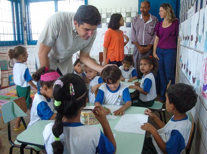 Após reforma, prefeito visita CMEI Rosane Collor