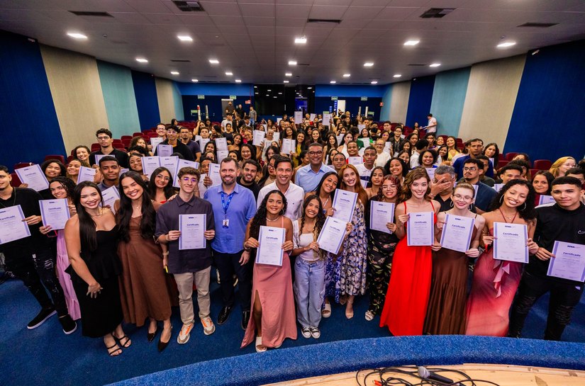 Prefeito Rodrigo Cunha prestigia formatura do Programa Prepara Jovem