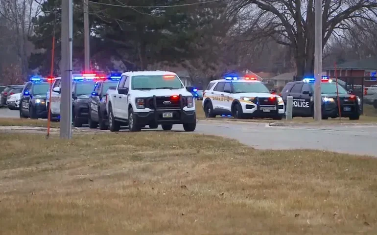 Escola em Iowa, nos EUA, é alvo de ataque a tiros no primeiro dia de aula de 2024