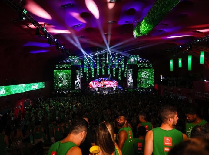 Quarta noite de carnaval no Camarote Club foi marcada pela mistura de axé e eletrônica