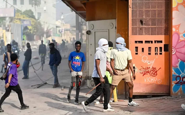 Fome aumenta no Haiti e ajuda humanitária diminui, enquanto gangues sufocam o país