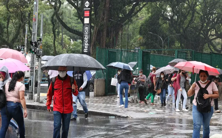 Moradores de 3 regiões de SP recebem alerta severo de chuva; Guarujá registra 3 deslizamentos