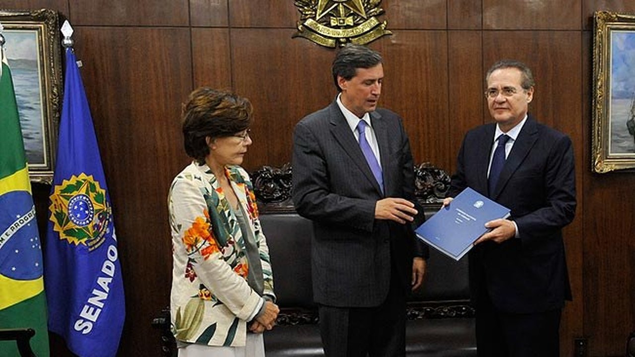 Renan recebe relatório final da Comissão Nacional da Verdade