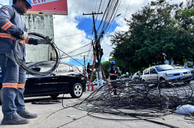 Ilumina realiza ação emergencial do Projeto Poste Limpo após incêndio em fiação na Av. Fernandes Lima