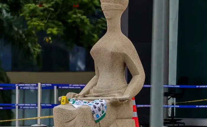 Detalhe de um pano na estátua da justiça na frente do STF