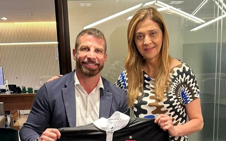 Pedrinho dá camisa do Vasco para Leila e torcida do Palmeiras reage: 'Leva ela embora'