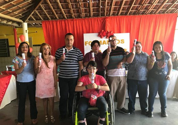Em cerimonia de formatura, Pestalozzi entrega diplomas de conclusão do EJA