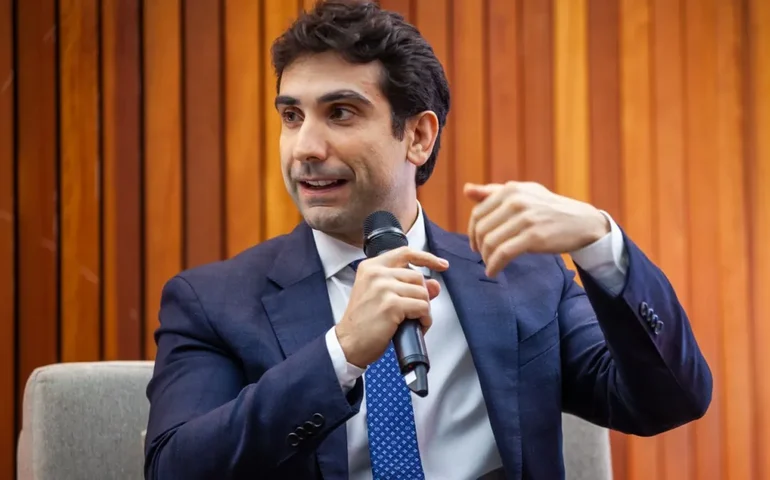 Galípolo afirma que mercado busca sinais onde não há, e cita memes sobre Copom