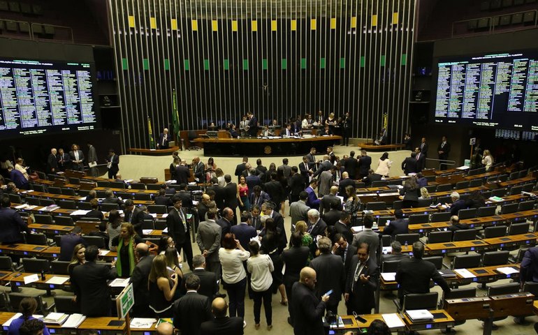 Deputados querem propor sanções econômicas para empresas acusadas de racismo