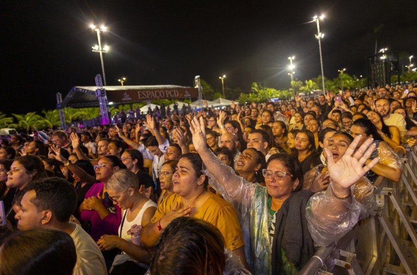 Show gratuito com Deive Leonardo leva multidão ao Jaraguá e emociona Maceió