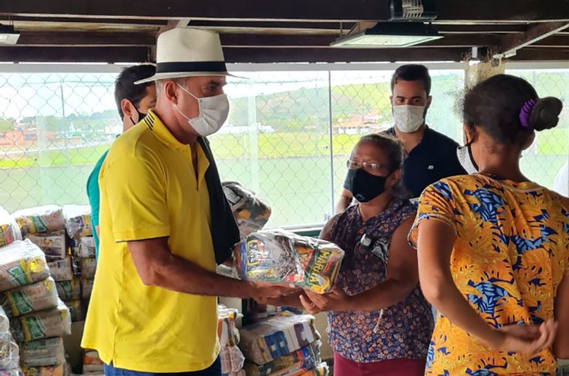 Jogo de futebol beneficente distribui 340 cestas básicas em Capela