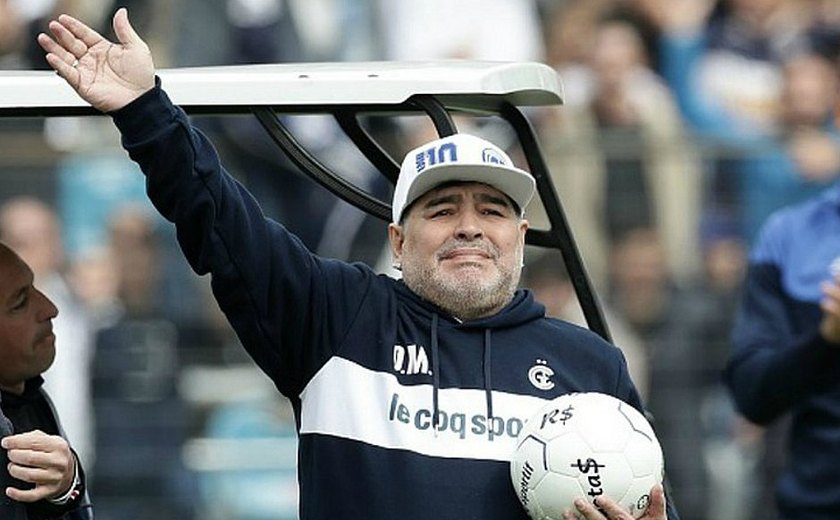 Impasse sobre contrato coloca em dúvida permanência de Maradona no Gimnasia