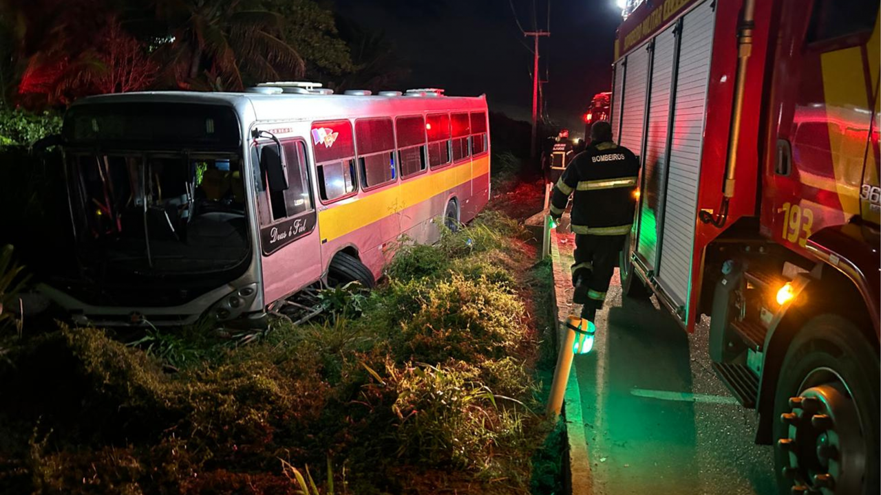 Corpo de Bombeiros e Samu atuam em acidente com ônibus que deixou cinco pessoas feridas