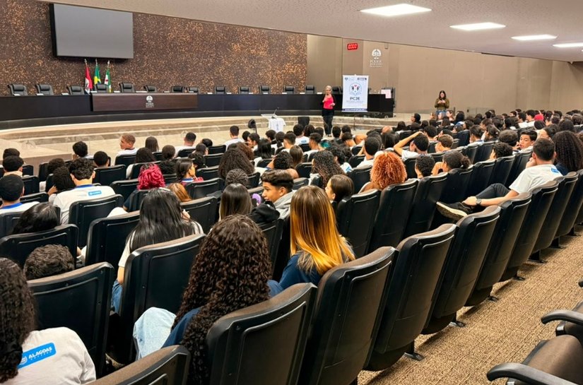 Estudantes de cinco escolas participam de ação sobre direitos da criança no TJAL