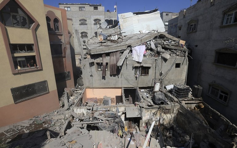 Ataque aéreo atinge escola e hospital em Gaza e deixa pelo menos 30 mortos