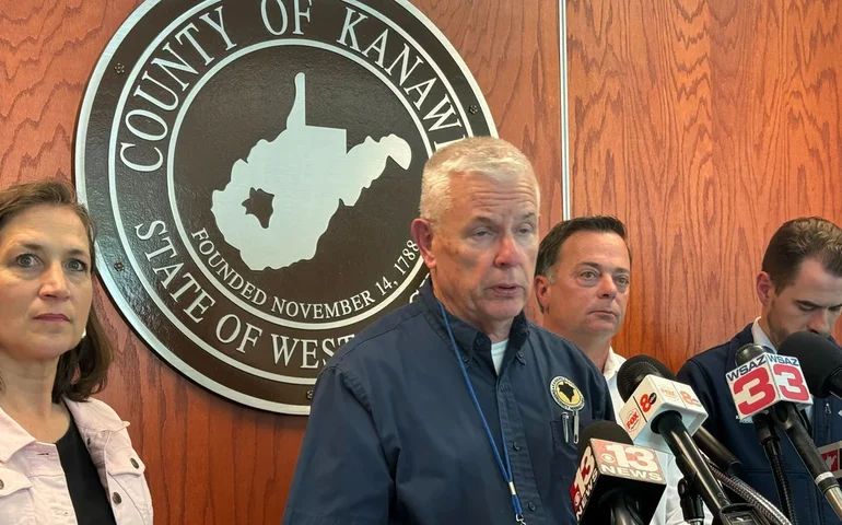 Um vazamento químico em uma fábrica na Virgínia Ocidental matou duas pessoas e deixou outras 19 feridas, segundo autoridades.