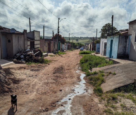 Moradores de Arapiraca denunciam situação 'insuportável' na rua Manoel Bispo Mandú: esgoto a céu aberto e risco diário