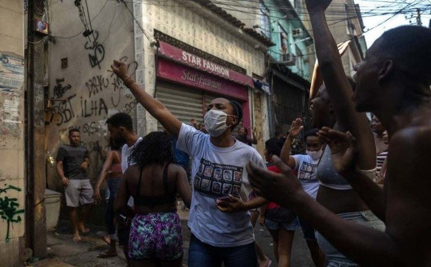 Jacarezinho tem manhã sem tiroteios; grupo faz protesto contra mortes