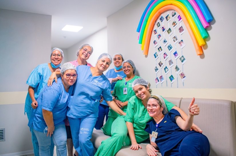 Mural com fotos da infância emociona profissionais da UTI no Hospital da Cidade em Maceió
