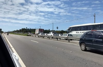 Tonéis no posto policial da AL-101 Sul congestionam sem necessidade