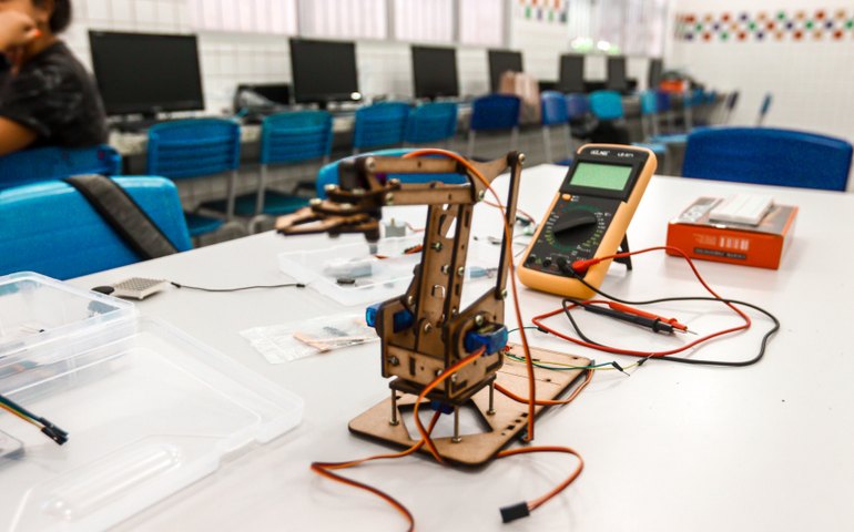 Alunos da Escola Pompeu Sarmento participam de aulas de robótica
