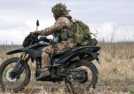 Ucrânia aumenta ataques a grupos motorizados russos, tentando parar avanço na RPD, diz militar russo
