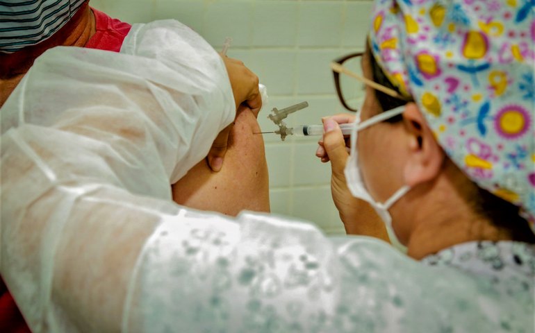 Penedo recebe vacina Coronavac para agendados da segunda dose nos dias 22 e 24 de abril
