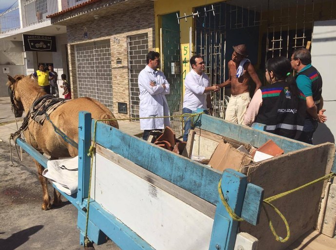Slum reforça orientação a carroceiros sobre descarte de lixo