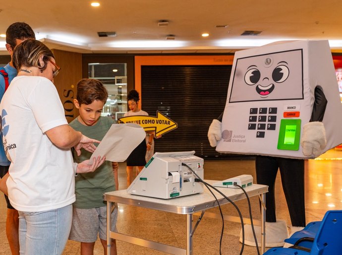Rolê com a Pilili leva treinamento na urna eletrônica ao Maceió Shopping neste fim de semana
