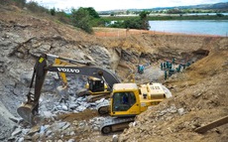 Adutora rompe e deixa abastecimento de água deficiente em Carneiros